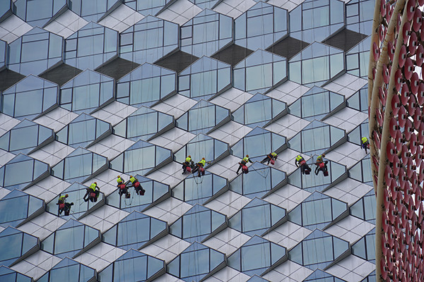 高空清洗：現(xiàn)代城市清潔的未來趨勢(shì)