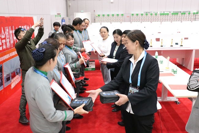 武漢江城清洗舉行軍運會媒體中心項目總結表彰大會